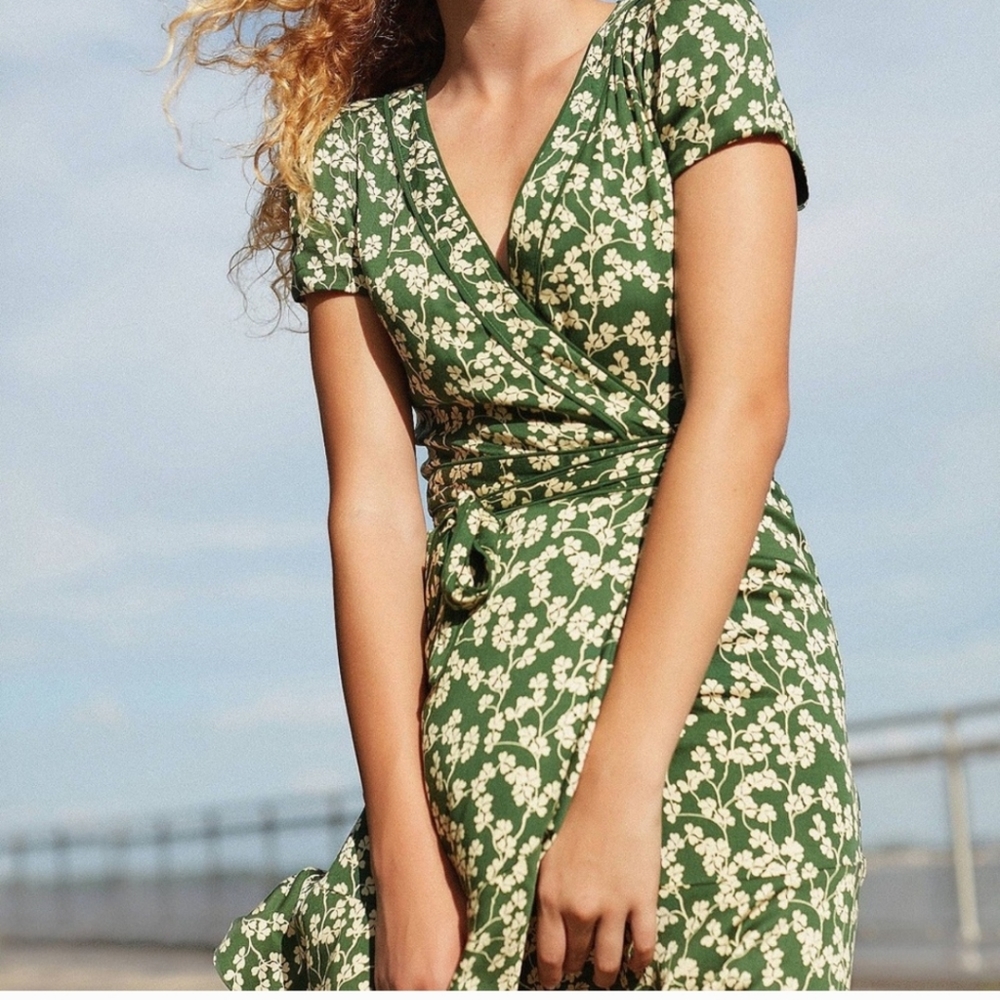 Urban Outfitters Kimchi Blue Rita Green Clover Floral Wrap Mini Dress XS (10) - Picture 15 of 15